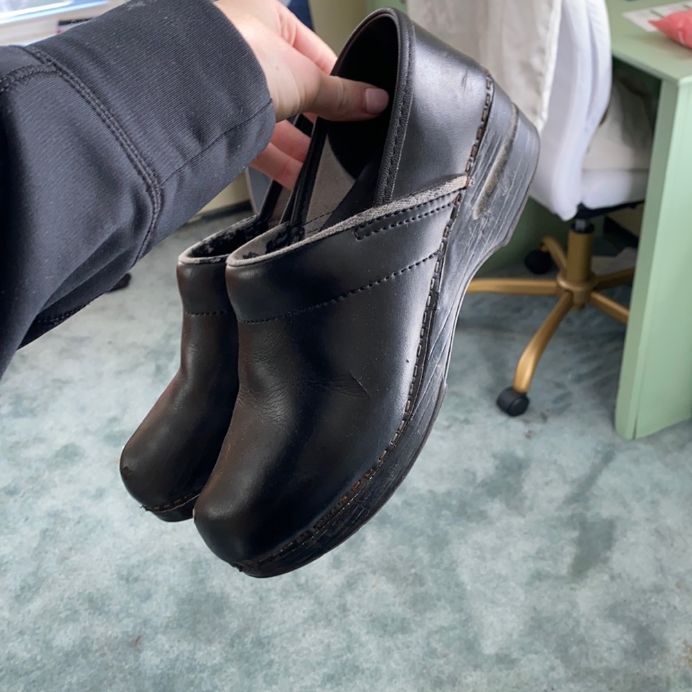 Size 39 womens black danskos!